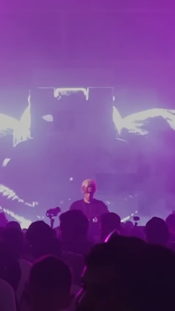 Palco com painéis de LED e público em luz roxa