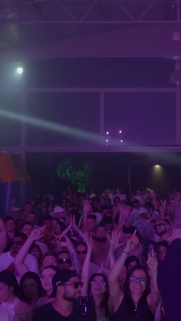 Pista lotada sob luz violeta