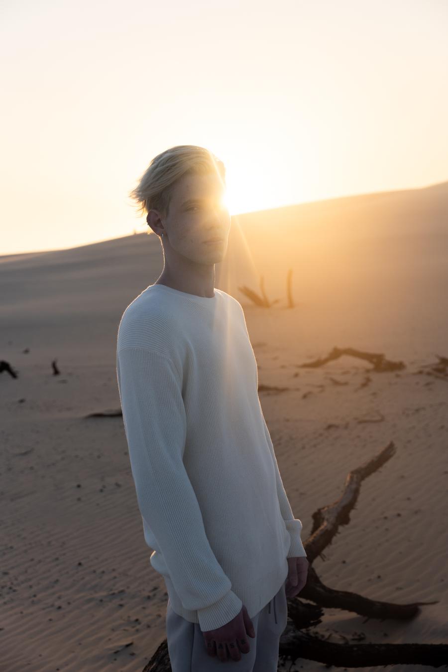 JP Castro nas dunas ao pôr do sol